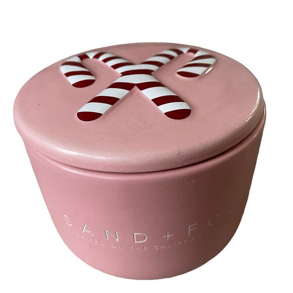 Sand & Fog Crushed Candy Cane Scented Christmas Candle with Holiday Lid 150z New - Picture 12 of 16